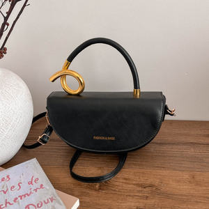 Bolso bandolera de cuero PU elegante y a la moda para mujer, venta al por mayor, bolso semicircular con forro de poliéster y decoración de cadena retro - Product Image 3