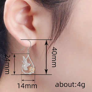Orecchini Pendenti a Forma di Colibrì e Rosa per Donne, Design Floreale Traforato, Accessori per Orecchie da Indossare Quotidianamente - Product Image 4
