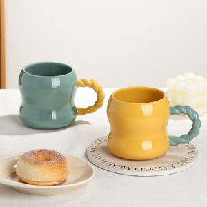 Taza de Café de Cerámica de Porcelana Hecha a Mano con Forma Creativa, Diseño de Pareja Adorable, Apta para Lavavajillas y Microondas, Personalizable, Regalos Empresariales - Product Image 2