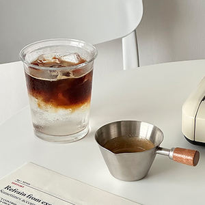 Taza Medidora de Acero Inoxidable para Espresso con Asa de Madera, Boquilla en V de Boca Ancha y Escala Graduada para Bebidas de Barista y Latte - Product Image 4