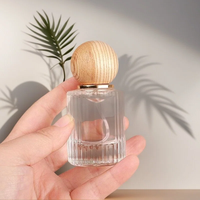 Vente en gros de flacons de parfum en verre à fond épais cylindriques de 30/50/100 ml, transparents avec couvercle en bois/hêtre et pulvérisateur en aluminium