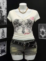 Haut ajusté à manches courtes col en V avec motif ailes d'ange et roses, style Y2K vintage, streetwear décontracté, vente en gros, personnalisable