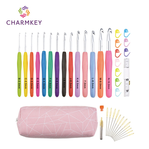 Juego <span class=keywords><strong>de</strong></span> ganchos <span class=keywords><strong>de</strong></span> ganchillo <span class=keywords><strong>de</strong></span> agarre suave TPR <span class=keywords><strong>extra</strong></span> largo, <span class=keywords><strong>agujas</strong></span> <span class=keywords><strong>de</strong></span> tejer ergonómicas con accesorios para proyectos <span class=keywords><strong>de</strong></span> tejer a mano - Product Image 4