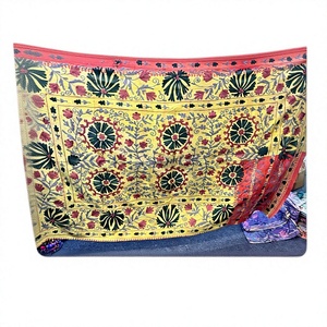 Housse de canapé Suzani Kantha vintage, couverture brodée à la main, fabrication indienne, 100% coton, poids moyen, bandes Suzani - Product Image 1