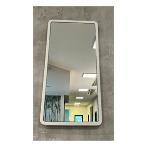 Miroir de salle de bain rectangulaire avec cadre blanc mat intégré et coins arrondis, design moderne et élégant pour la zone de la coiffeuse ou de l'évier - Product Image 5