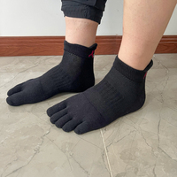 Chaussettes de course personnalisables à cinq doigts pour le fitness et le sport Vente en gros Jeunes Chaussettes noires de yoga à 5 orteils Conception athlétique pour hommes