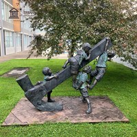 Sculpture d'enfants grimpant en bronze TREVI, statue d'enfants en métal coulé antique personnalisée pour la décoration des parcs et des aires de jeux urbaines