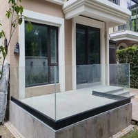 Système de balustrade moderne en aluminium pour extérieur avec profil en U, panneau en verre et main courante pour terrasse, escalier et balcon