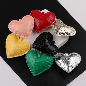 Dijes de cuero PU con forma de corazón, colores aleatorios, accesorios de joyería DIY para llaveros, colgantes, regalo unisex - Product Image 2