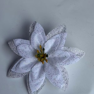 Bouquet de fleurs de Noël artificielles en PVC, pétales blancs scintillants, pour la décoration de la maison, style campagnard, design minimaliste - Product Image 1