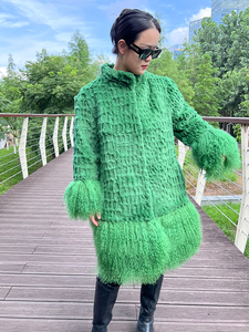 Giacca Invernale da Donna Calda in Vera Pelliccia di Coniglio Rex Tinta Verde con Aggiunta di Pelliccia di Agnello - Product Image 4