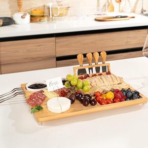 Tabla de quesos de madera con compartimentos para utensilios, ideal para fiestas en la cocina - Product Image 1