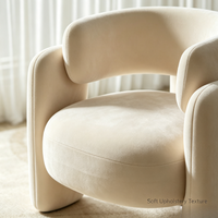 Fauteuil simple crème, design de luxe léger et tendance, idéal pour balcon, avec table basse douce, parfait pour salon de beauté, espace de repos et réception.