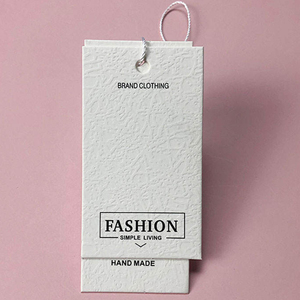 Venta al por mayor de lujo logotipo personalizado en relieve ropa etiqueta colgante de papel grueso etiqueta colgante de ropa blanca doblada etiquetas y etiquetas - Product Image 6