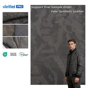 चीन निर्माता कस्टम मुद्रित वाटरप्रूफ नकली pu चमड़े का रेयन काले छलावरण रोल पैकिंग तैयार जैकेट कपड़े - Product Image 1