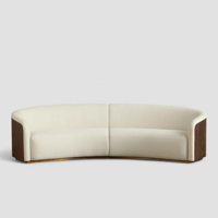 Canapé de salon incurvé de luxe, canapé en velours de 134 pouces avec détails côtelés et base en plinthe pour salon et salle de séjour