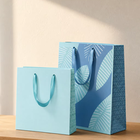 Sac fourre-tout en papier kraft recyclable de luxe haut de gamme, durable, avec poignée en ruban pour l'emballage de vêtements