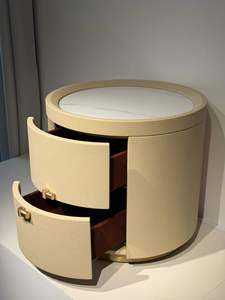 Comodino Cilindrico Moderno Color Crema con 2 Cassetti Curvi Rivestiti in Velluto, Maniglie in Ottone Dorato, Realizzato a Mano in Legno Ecologico per Camera da Letto e Sala da Pranzo - Product Image 3