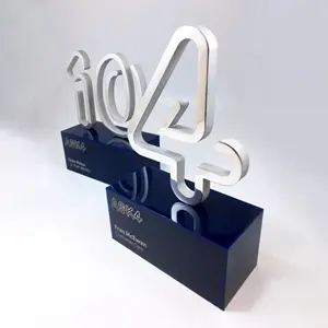 Base acrílica de fabricante Noble con número de Metal, regalo de negocios, logotipo grabado personalizado en relieve, Trofeo artesanal
