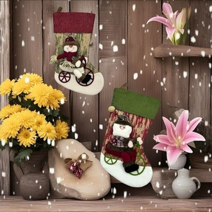 Chaussettes <span class=keywords><strong>de</strong></span> <span class=keywords><strong>Noël</strong></span> à appliquer grande capacité, sacs cadeaux <span class=keywords><strong>de</strong></span> <span class=keywords><strong>Noël</strong></span>, personnages Père <span class=keywords><strong>Noël</strong></span> et Bonhomme <span class=keywords><strong>de</strong></span> neige pour décorations <span class=keywords><strong>de</strong></span> fête et ornements d'arbre - Product Image 3