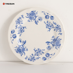 Assiette de présentation en porcelaine fine avec décor floral blanc, design personnalisé, pour mariage, restaurant et décoration murale. - Product Image 5