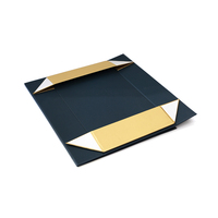 Boîte cadeau rigide de luxe en bleu foncé avec structure intérieure dorée, boîte durable et pliable pour offrir des cadeaux haut de gamme