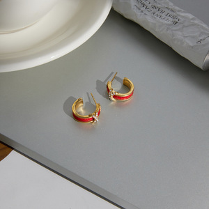 Boucles d'oreilles Huggie en acier inoxydable plaqué or 18 carats avec anneau en C en corde rouge et sertissage de cristaux géométriques, bijoux pour femme à porter au quotidien - Product Image 4