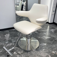 Chaise de salon de coiffure moderne en cuir synthétique avec rotation à 360 degrés et fonctionnalités réglables en hauteur, conçue pour les salons de coiffure