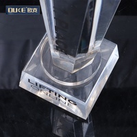 Coupe de trophée imprimée de trophées sportifs de récompenses acryliques de mode claire personnalisée avec le prix de bouclier de base de cube