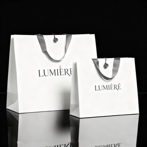 Sac en papier de luxe gris avec logo personnalisé imprimé, idéal pour l'emballage de vêtements, rubans perlés et boutiques - Product Image 1