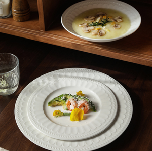 Juego de Platos de Cerámica Blancos con Borde Decorado, Platos de Diferentes Tamaños para Servir Sopas, Pasta, Ensaladas y Platos Principales en Casa - Product Image 1