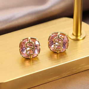 Pendientes de Circonita Rosa Simples y Elegantes para Mujer, Diseño de Lujo Ligero, Estilo Moderno, Versátiles y para Regalo - Product Image 3