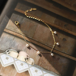 <span class=keywords><strong>Bracciale</strong></span> estivo alla moda per ragazze con catena a maglie in acciaio inossidabile placcato oro 18 carati e ciondoli a perla rotonda, resistente all'ossidazione. - Product Image 1