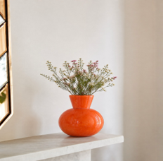 Jarrón Decorativo de Cerámica Naranja con Flores Frescas para Decoración del Hogar, Oficina o Pasillo (12 CM X 16 CM) - Product Image 3