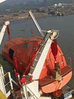 Gebrauchtes geschlossenes Rettungsboot mit Ballasttanks und meerwasseraktiviertem Batteriesystem für automatische Entwässerung und Stabilität
