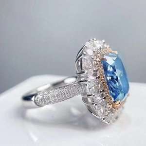 Anello di fidanzamento SGARIT personalizzato con gioielli raffinati in oro 18 carati e diamante blu fantasia da 7,010 carati, anello con gemma naturale - Product Image 3