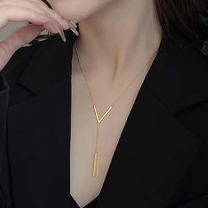 Collier minimaliste en forme de V pour femmes |   Collier ras du cou en acier inoxydable plaqué or 18 carats |   Hypoallergénique et inaltérable - Product Image 2