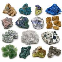 Spécimen minéral mixte de haute qualité en pierres naturelles brutes : fluorite, grenat, malachite, et cluster de cristaux