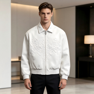 <span class=keywords><strong>Giacca</strong></span> Bomber in Ecopelle <span class=keywords><strong>Bianca</strong></span> <span class=keywords><strong>di</strong></span> Alta Qualità con Motivo Floreale in Rilievo e Cerniera Incrociata - Product Image 2