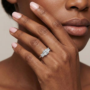 Anillo de Compromiso de Plata de Ley 925 con Tres Piedras de Diamante Cultivado en Laboratorio, Halo Clásico de Lujo para Mujer, Certificado IGI, Brahma Diamonds - Product Image 2