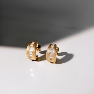 Orecchini a Cerchio Retrò Aimgal, Gioielli Raffinati in Argento 925 Placcato Oro 18K, Lavorazione Italiana Spazzolata, Regalo di Lusso per Matrimonio - Product Image 4