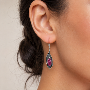 Orecchini vintage con piume di uccello fucsia, regalo per feste da donna - Product Image 2