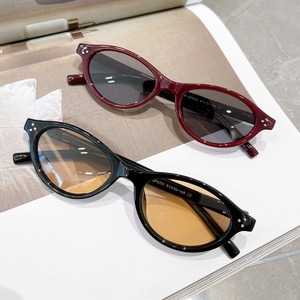 Occhiali da Sole Retrò con Montatura Piccola, Occhiali da Sole Ovali Polarizzati Unisex di Alta Qualità in TR90, Design Cat Eye - Product Image 1