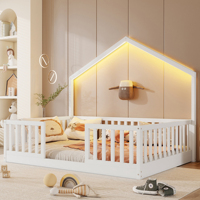 Lit Montessori en bois blanc minimaliste avec barrières hautes et lumière d'ambiance, confortable et écologique pour la chambre