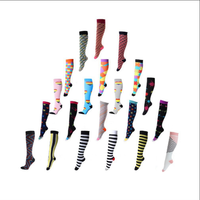 Chaussettes de compression grande taille pour femmes et hommes pour un soutien élevé de la circulation pour les infirmières et la grossesse.