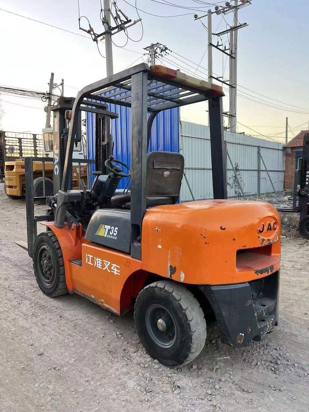 สีดำและสีส้ม