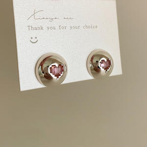 Pendientes de Metal de Alta Gama con Diseño de Nicho Femenino, Estilo Retro, Combinan con Todo, Temperamento, Pendientes de Moda - Product Image 2