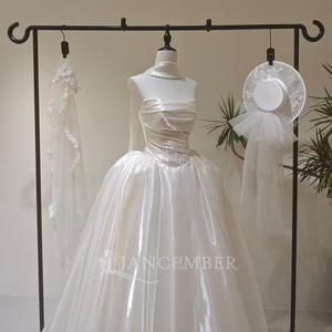 Robe de mariée moderne LY87 brillante à col bateau et volants, en dentelle et fleurs de cristal, longue silhouette sirène/trompette - Product Image 3