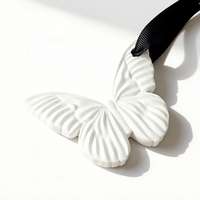 Vente en gros désodorisant pour armoire de voiture à suspendre en forme de papillon diffuseur d'huile parfumée en céramique pour parfum de fleur en porcelaine