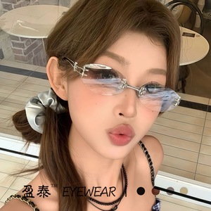 แว่นกันแดดทรงแคทอายสำหรับผู้หญิง กรอบโลหะสีเงิน ป้องกันรังสียูวี 400 แฟชั่น - Product Image 1